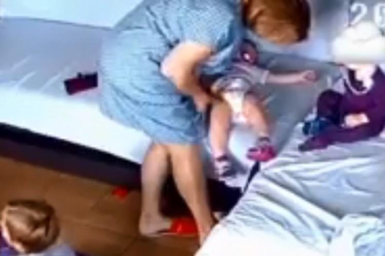 Zastrašujući video: Vaspitačica snimljena kako davi dijete