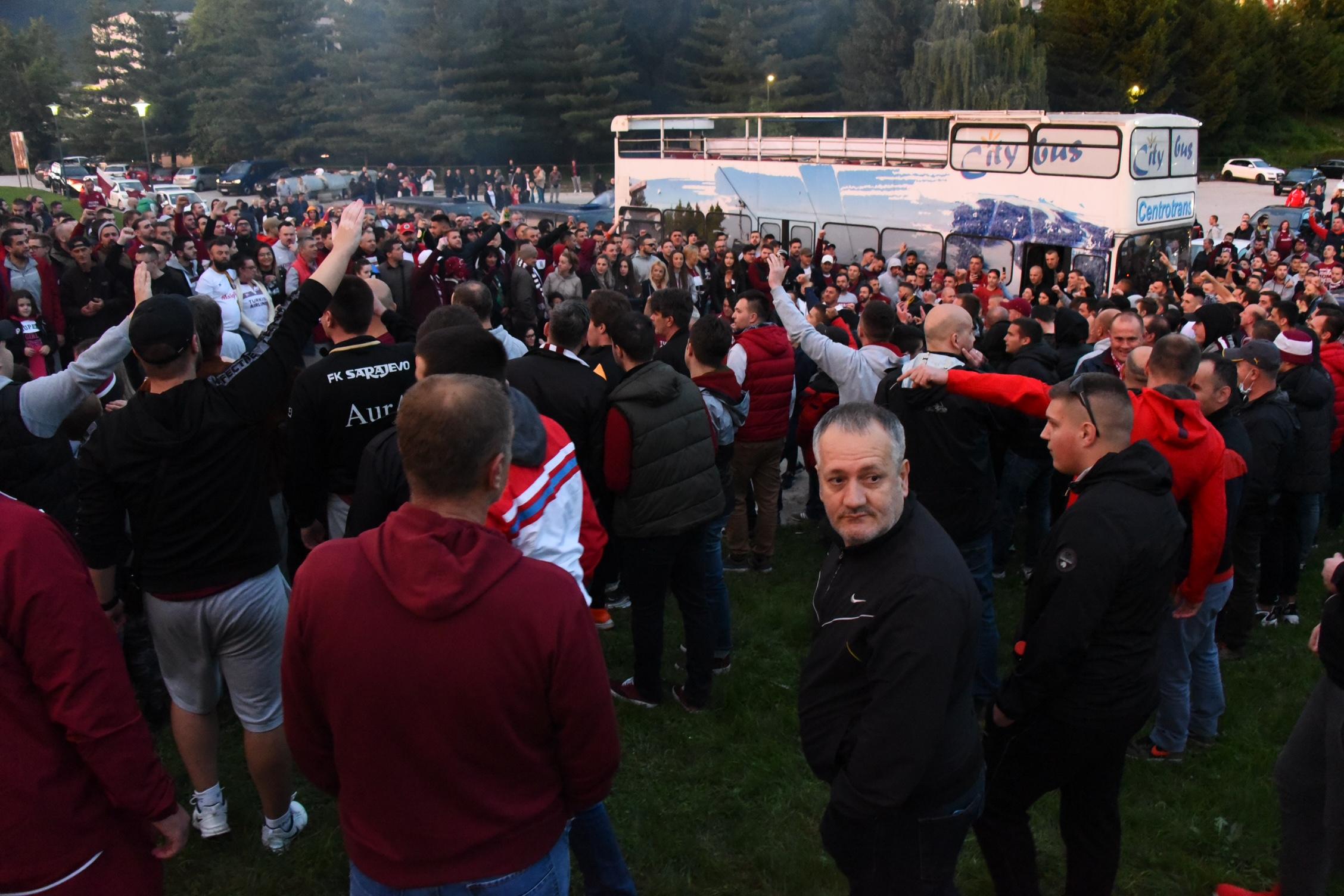 Veliki broj navijača ispred stadiona - Avaz
