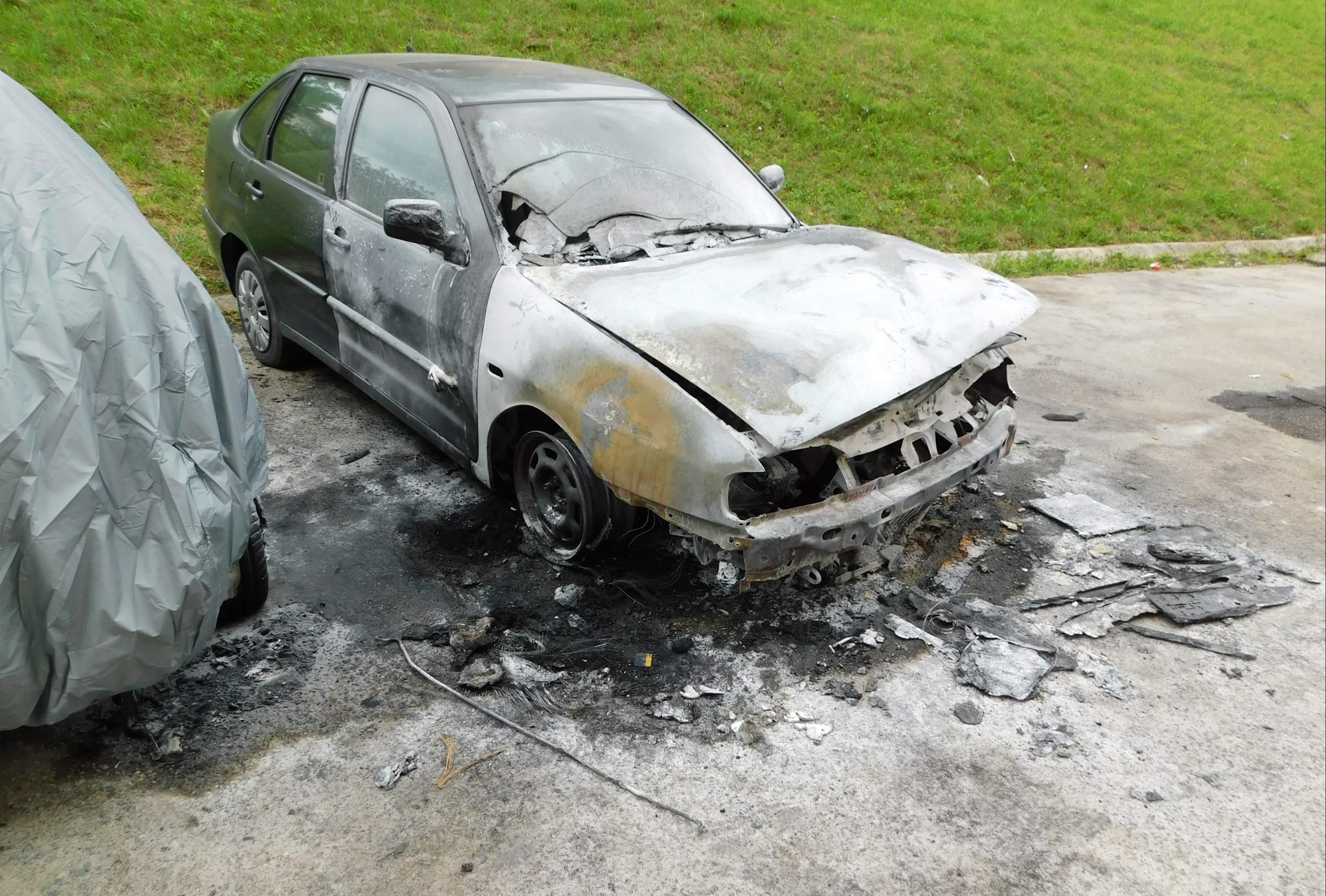 Namjerno zapaljeni Polo i Opel Astra, još dva vozila oštećena