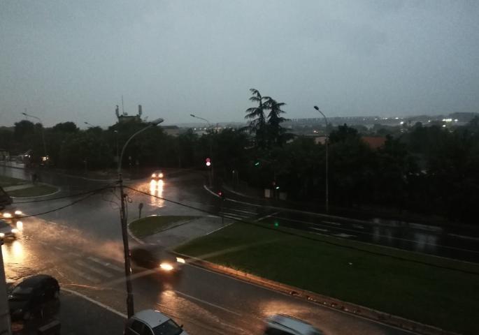 Nezapamćeno nevrijeme u Beogradu: Potop kod Marakane, Novi Beograd u pola metra vode, tramvaji stoje