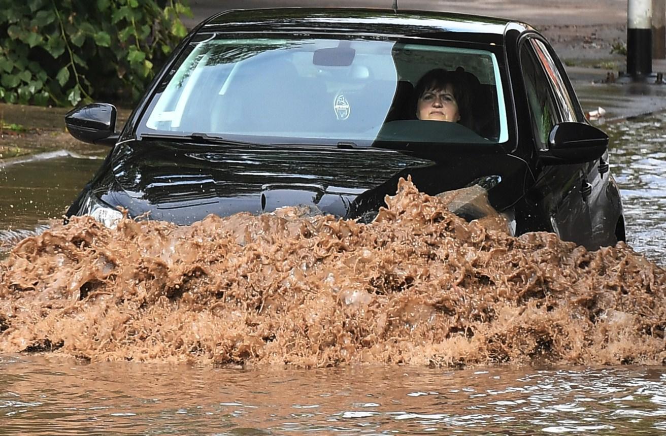 Poplavljene ulice, saobraćaj obustavljen - Avaz