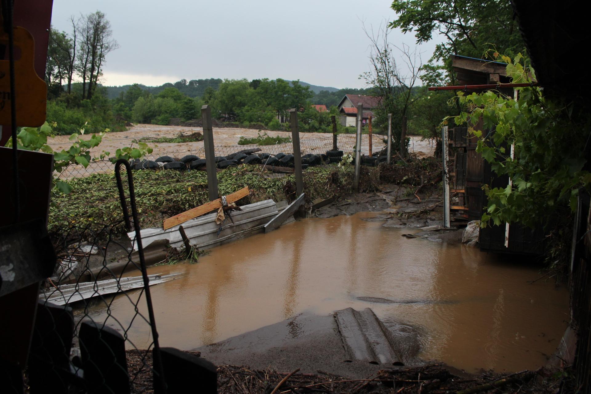 Veliko nevrijeme na Ozrenu, rijeka Jadrina poplavila kuće