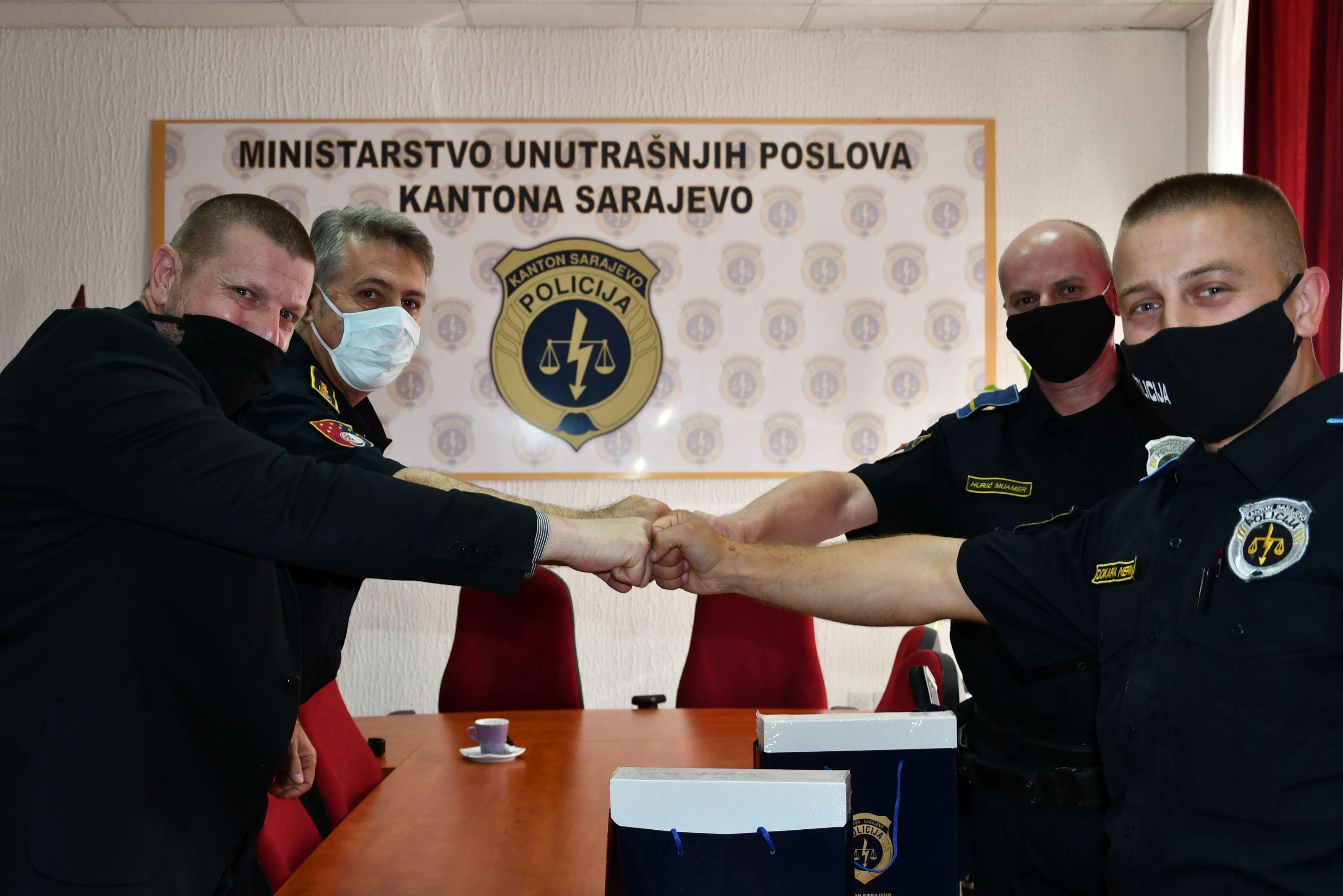 Hrabrim policajcima uručeni prigodni pokloni - Avaz