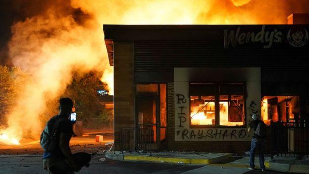 Demonstanti zapalili restoran "Wendy" - Avaz