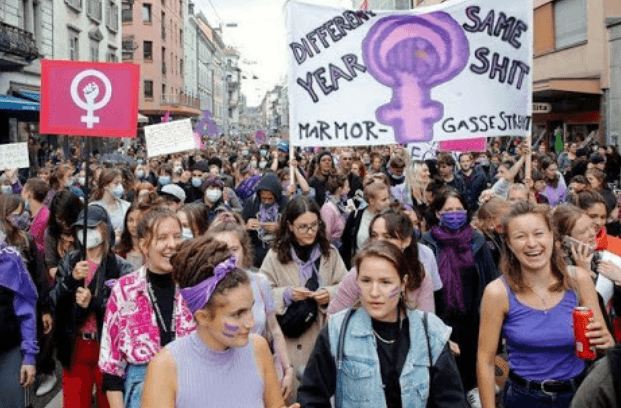Švicarske žene na protestu zbog porodičnog nasilja i razlike u plaćama