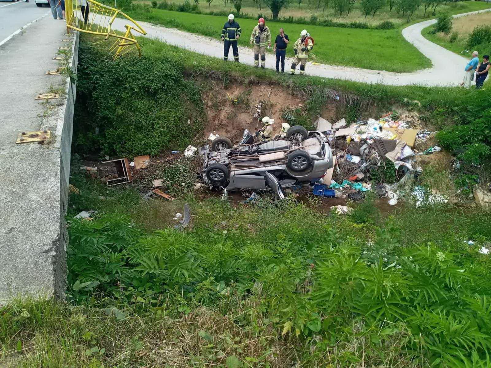 Toyotom sletjeli s ceste u kanal: Vozač i suvozač prevezeni u bolnicu