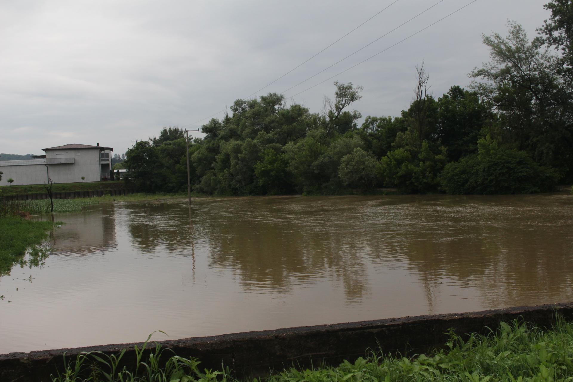 U Sprečkom polju poplavljeno više od stotinu hektara plodne oranice, stradali usjevi