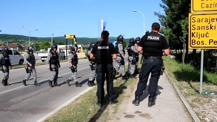 Policajci na terenu - Avaz