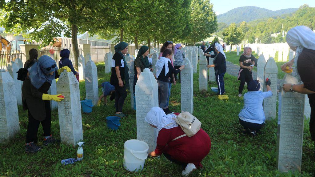 Velika akcija mladih Srebrenice: U toku čišćenje 6.610 šehidskih bijelih nišana