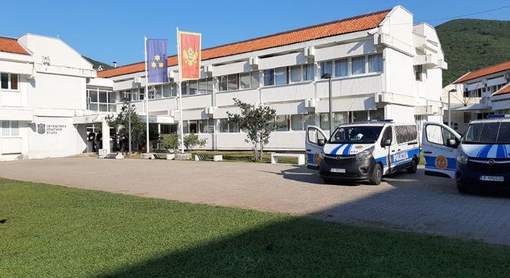 Policajci obezbjeđuju zgradu Općine Budva - Avaz