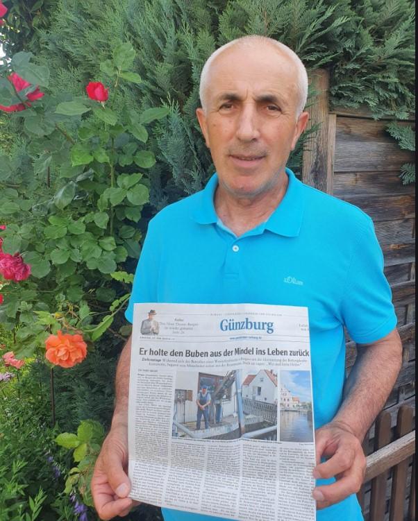 Mešić pokazuje naslovnicu njemačkih novina koje su objavile priču o njemu - Avaz