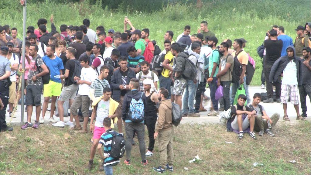 Dio migranata ostao ispred kampa - Avaz