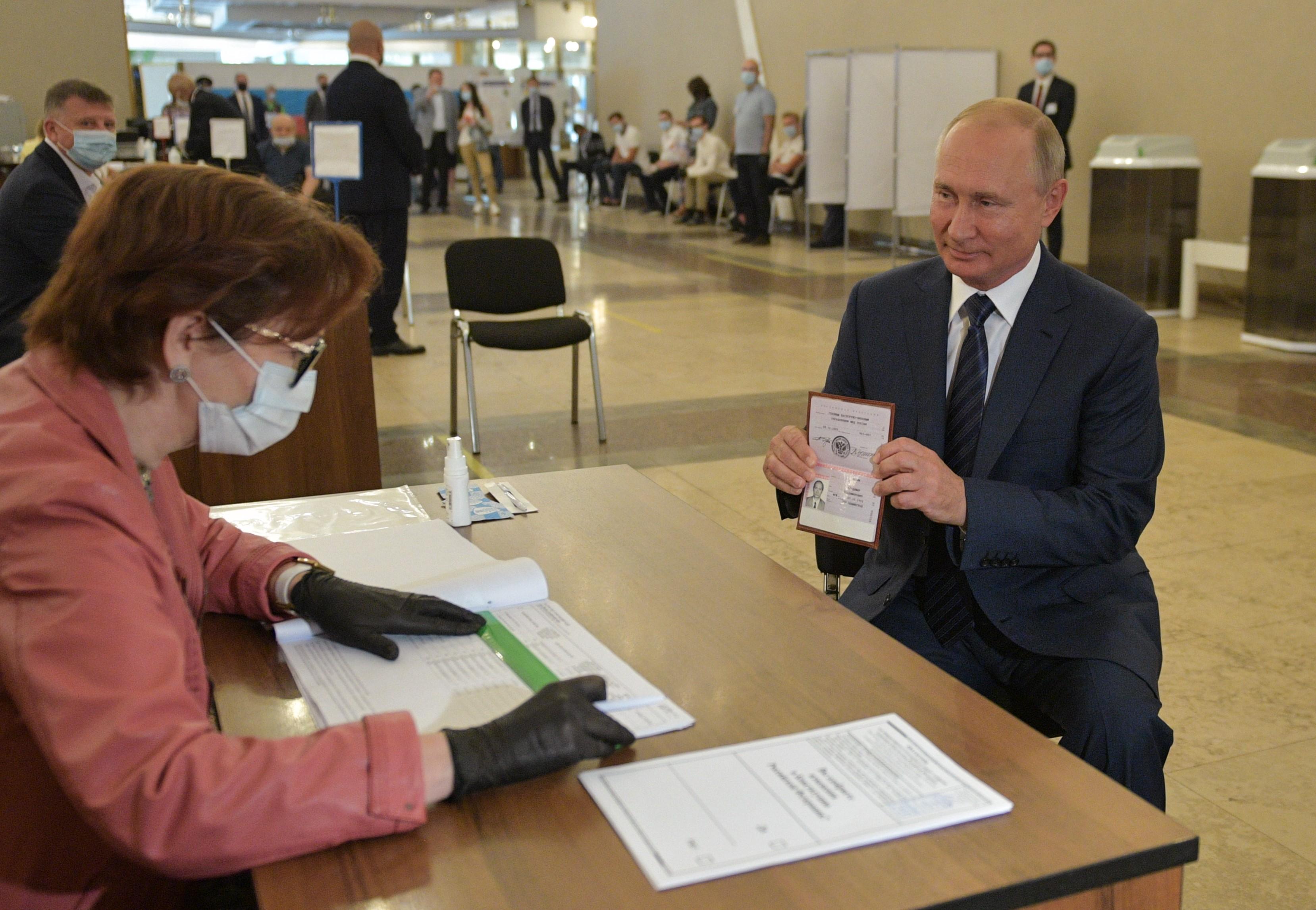Putin glasao bez maske - Avaz