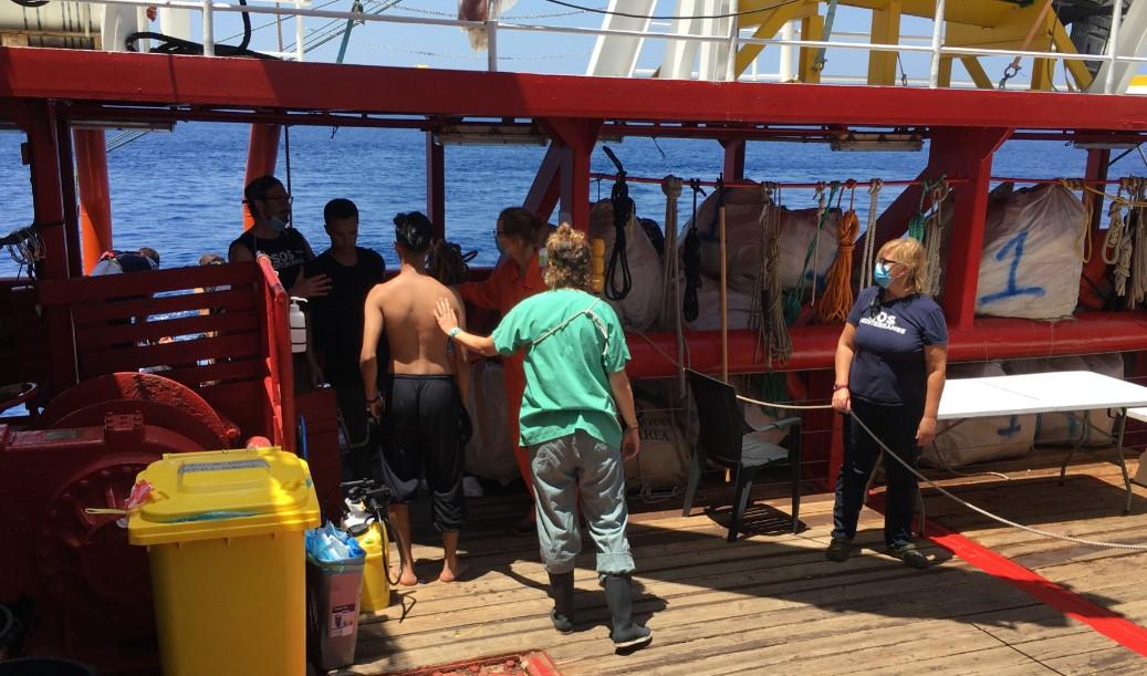 Migranti ulaze na brod - Avaz