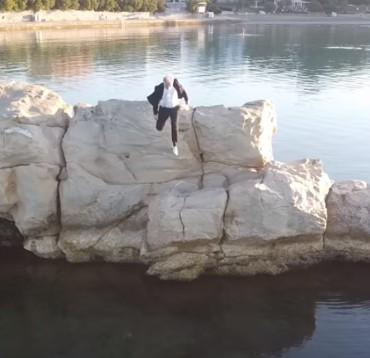 Nevjerovatan snimak: Političar skočio sa stijene u more