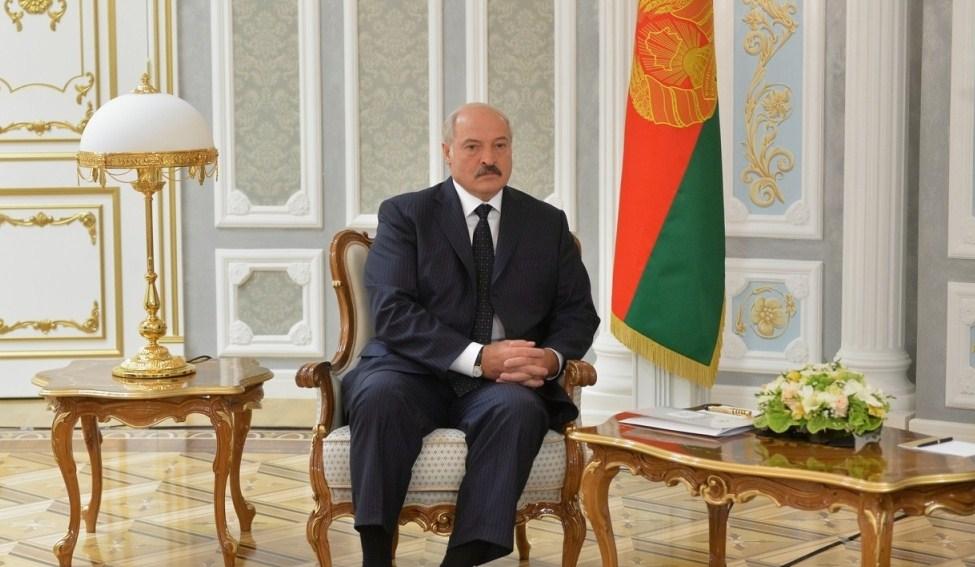 Lukašenko u čarapama dao intervju: Poštujem čistačice i idem bos