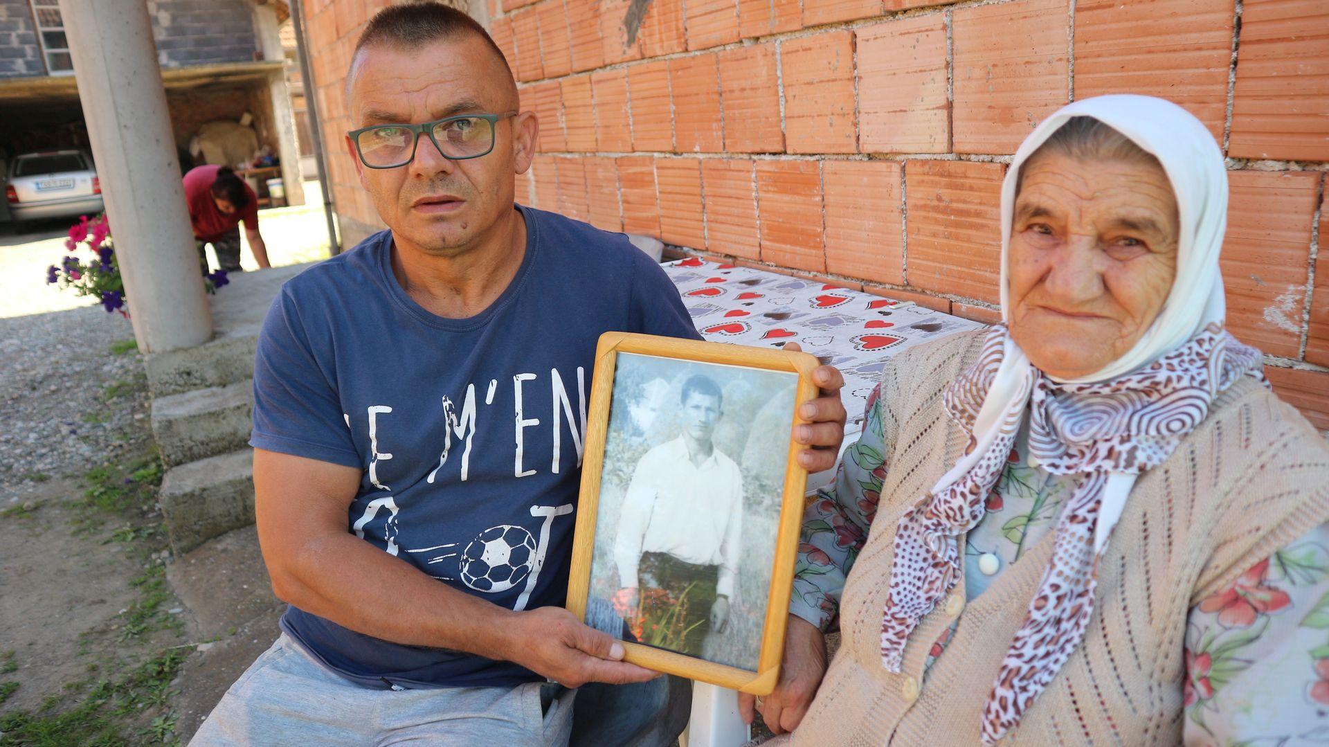 Bahrudin s majkom pokazuje fotografiju oca - Avaz