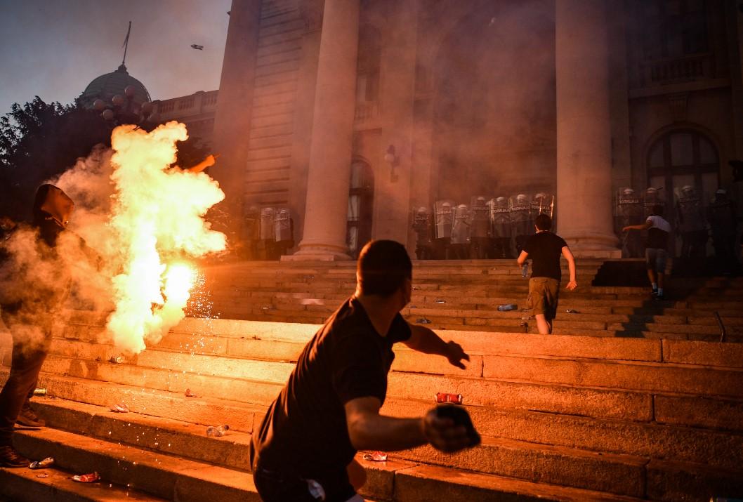 Beograd: Zabilježeni žestoki sukobi ispred Skupštine Srbije - Avaz