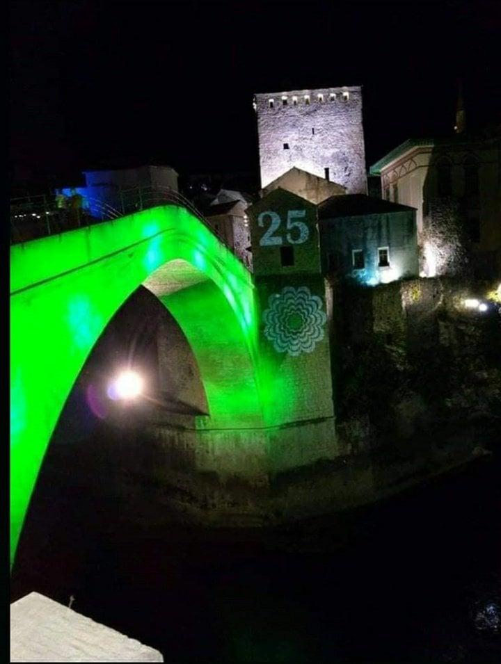 Projekcija Cvijeta Srebrenice i broj 25 na Starom mostu