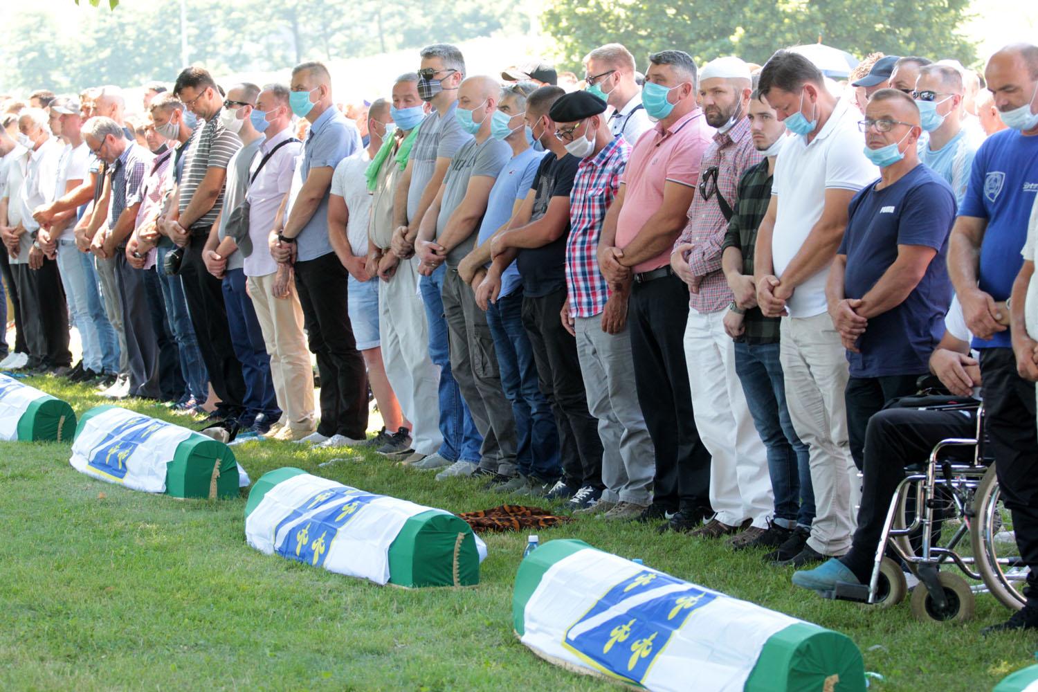 Klanjana dženaza i obavljen ukop devet Srebreničana - Avaz