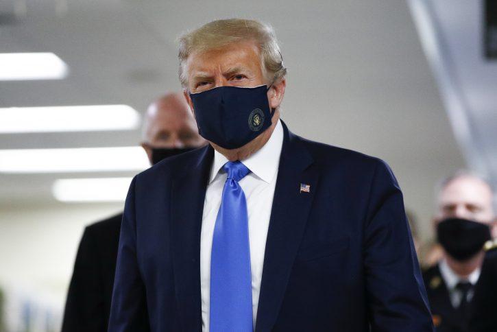 Tramp stavio masku na lice