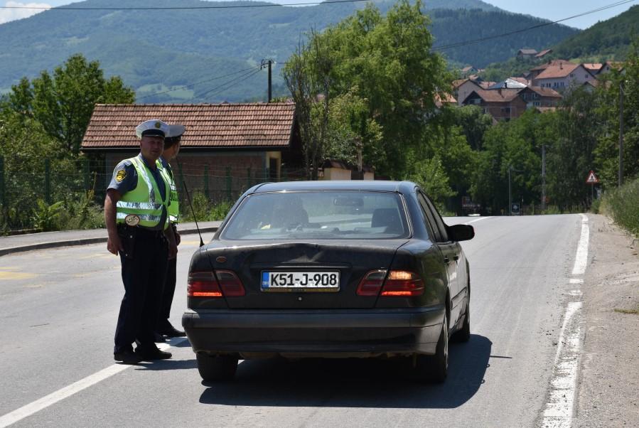 Policajci kontroliraju vozila - Avaz