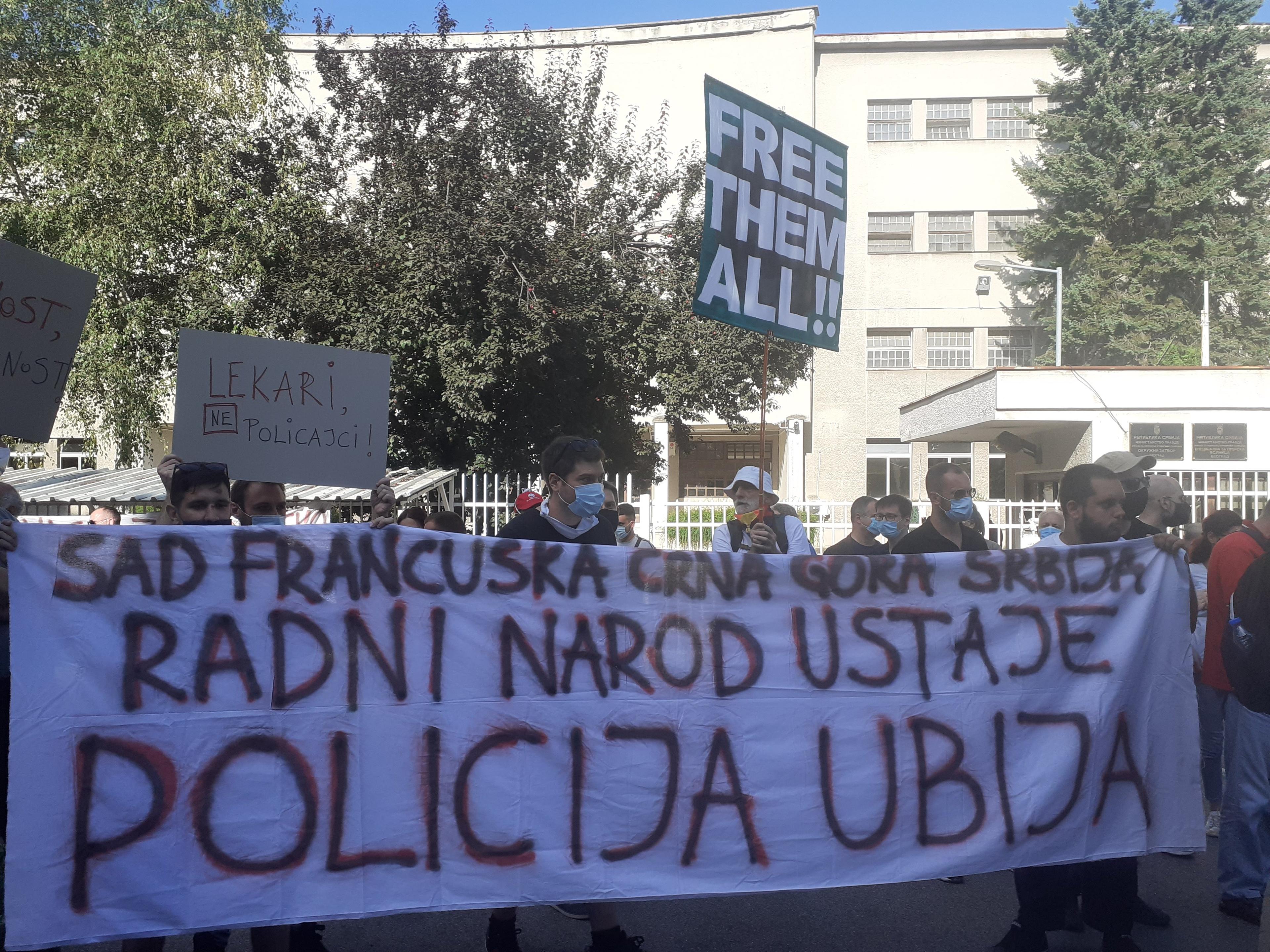 Beograđani protestuju ispred Centralnog zatvora u znak podrške uhapšenim demonstrantima