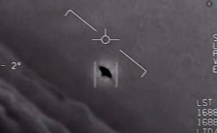 Pentagon objavio snimke NLO-a koje su snimili avioni - Avaz