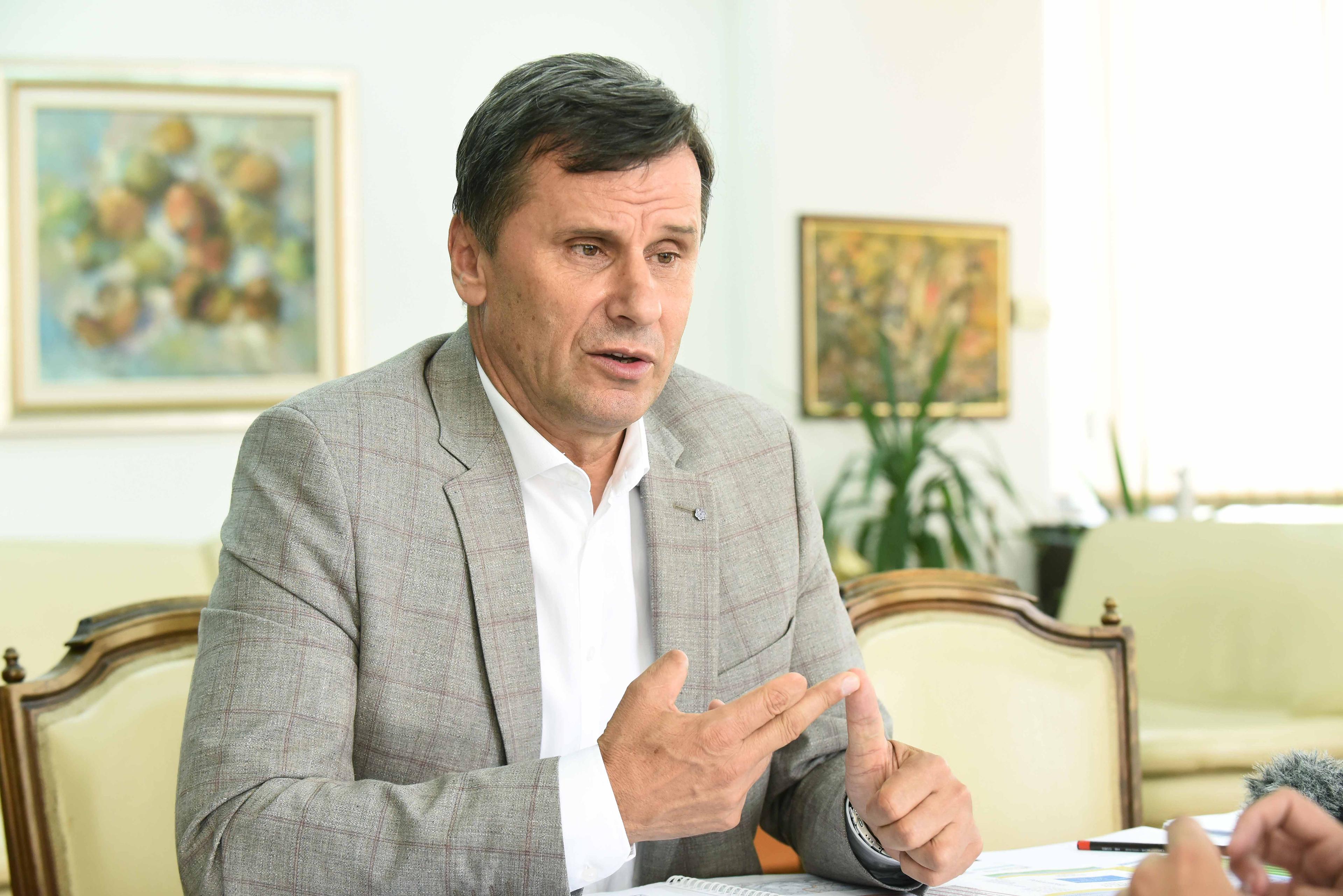 Fadil Novalić zbog teške upale pluća hospitaliziran na Podhrastovima