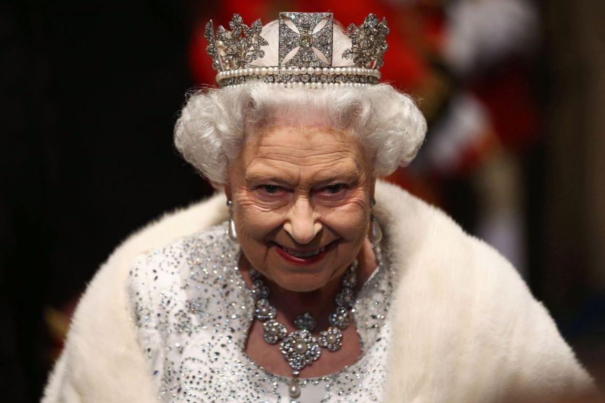 Kraljica Elizabeta II ima nosača cipela, probavača hrane, rezača mesa…