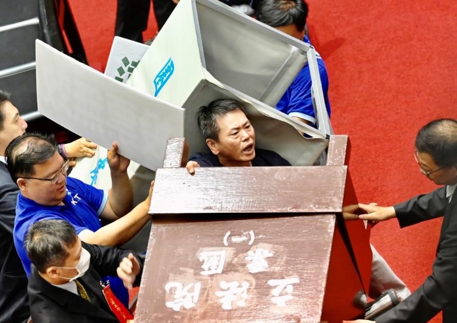 Bura u tajvanskom parlamentu - Avaz