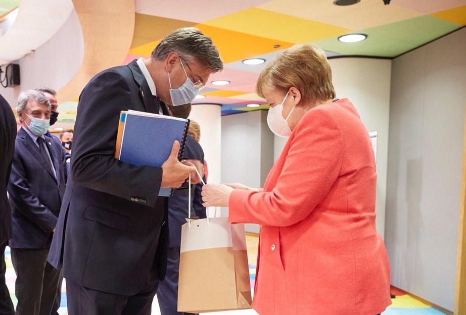 Šta je Andrej Plenković poklonio Angeli Merkel za rođendan
