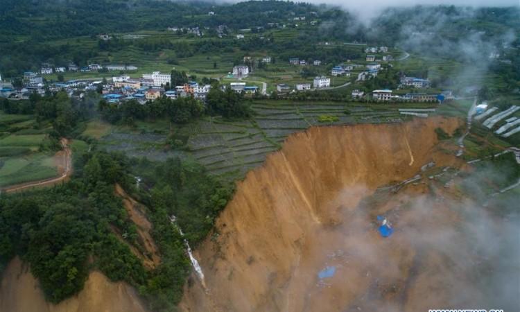 Hiljade stanovnika u Kini evakuirano zbog poplava i klizišta