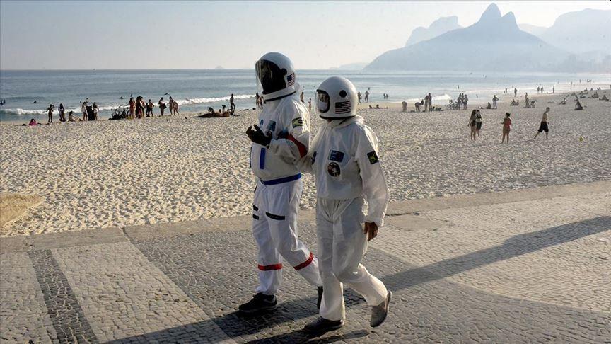 Neobičan prizor: Zbog zaštite od korone bračni par obučen u odjela astronauta šeta Rio De Ženeirom
