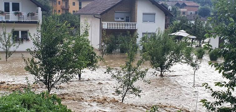Za deset minuta nabujali potoci poplavili deset kuća