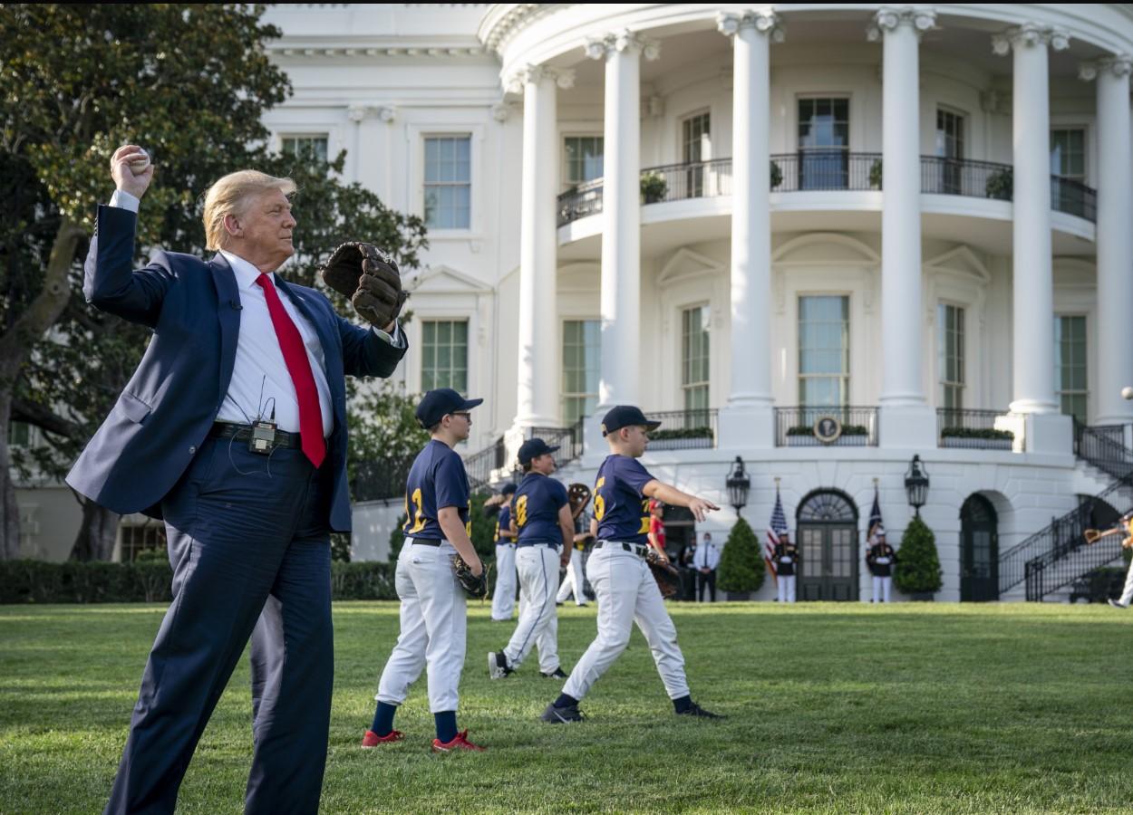 Donald Tramp igrao bejzbol ispred Bijele kuće - Avaz