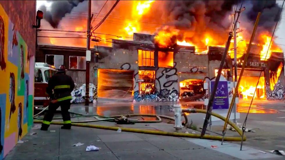 Stravičan požar u San Francisku: 150 vatrogasaca gasi zgradu u plamenu