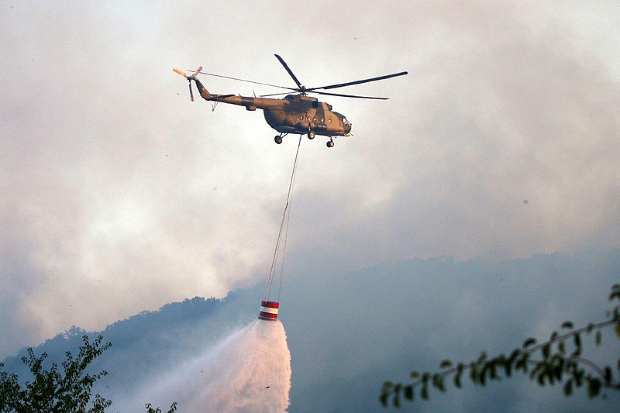 Vatrenu stihiju u Trebinju gasi i helikopter