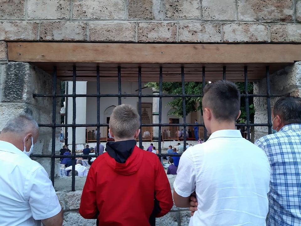 Ispred Gazi Husrev-begove džamije okupio se određen broj vjernika - Avaz