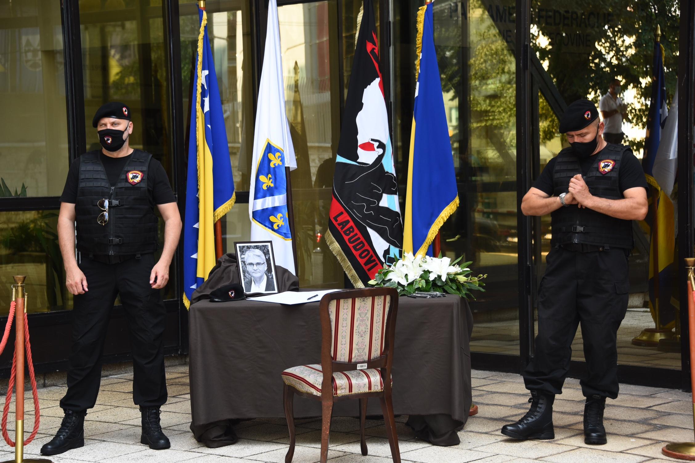 U prisustvu dužnosnika, prijatelja i članova porodice održana komemoracija Salki Bukvareviću