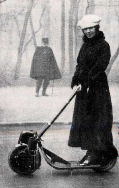 Na fotografiji je jedan od prvih skutera kojim je upravljala žena - Avaz