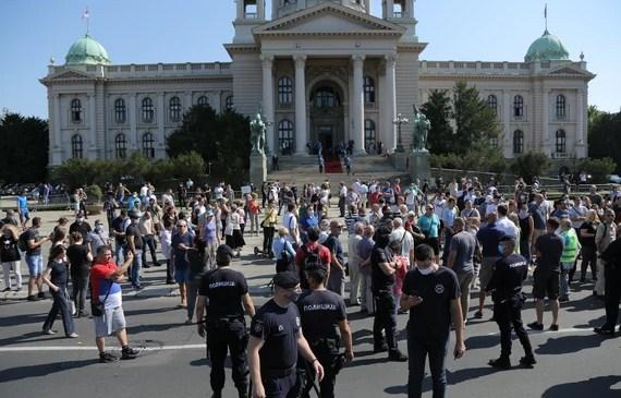 Okupljeni građani ispred Skupštine - Avaz