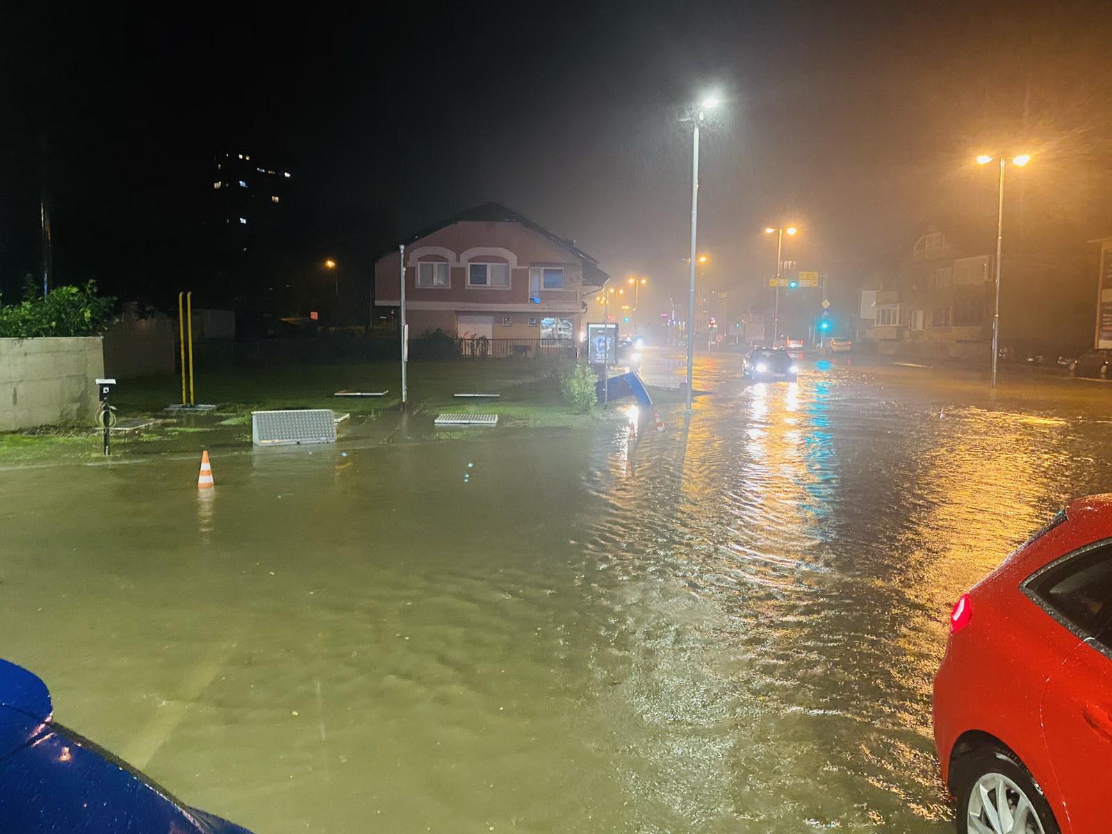 Nekoliko automobila je poplavljeno - Avaz