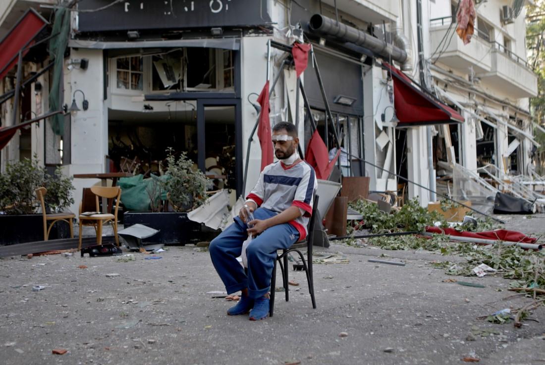 Jedan od povrijeđenih stanovnika Bejruta sjedi ispred uništenog restorana - Avaz
