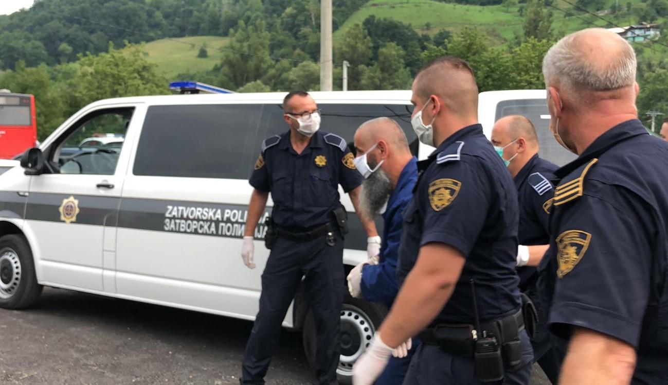 Policajci izvode Bosnića - Avaz