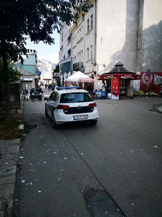 Nema uhapšenih u Mostaru, oštećeno i policijsko vozilo