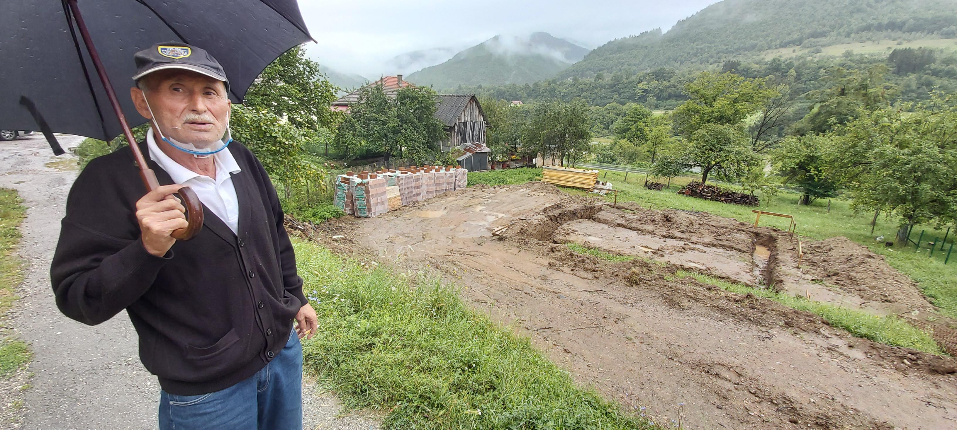 Ćurovac pokazuje mjesto na kojem se gradi novi dom - Avaz