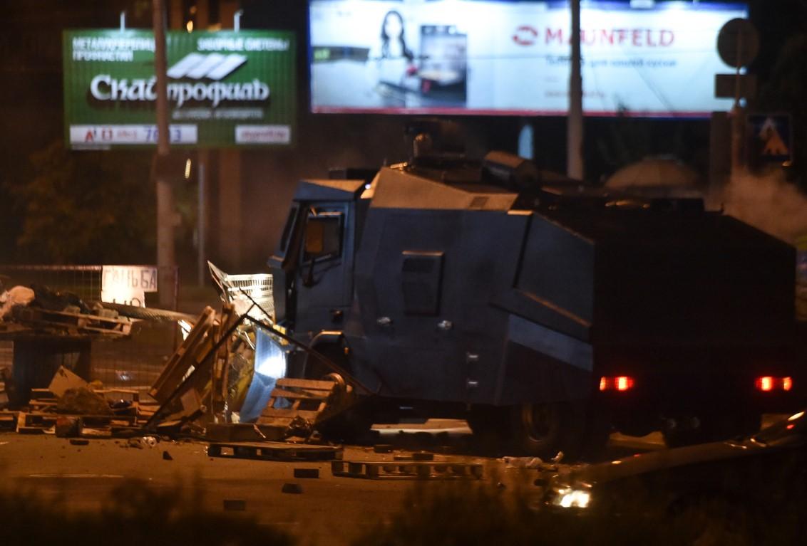 Minsk: Policijsko vozilo uklanja barikade - Avaz