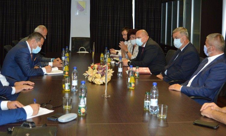 Cikotićev sastanak sa kantonalnim premijerom Mustafom Ružnićem i gradonačelnikom Bihaća Šuhretom Fazlićem - Avaz