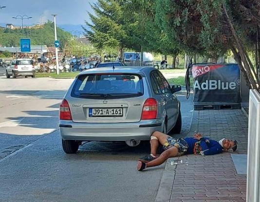 Migrant satima ležao na trotoaru - Avaz